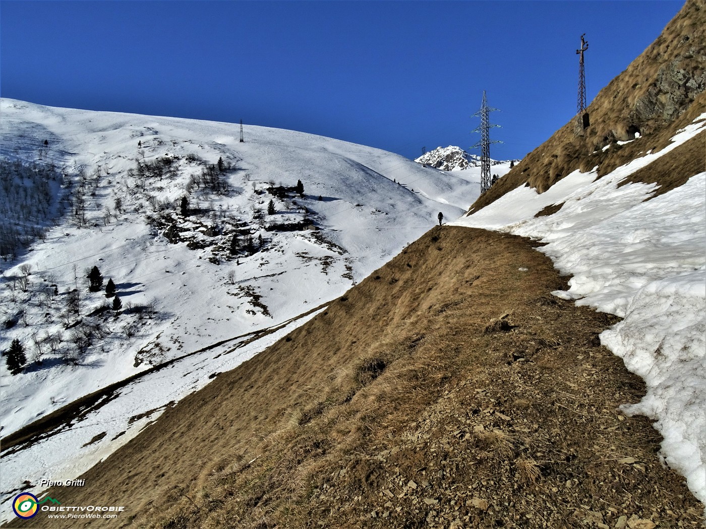 19 Strisce di neve  nei pratoni esposti al sole.JPG